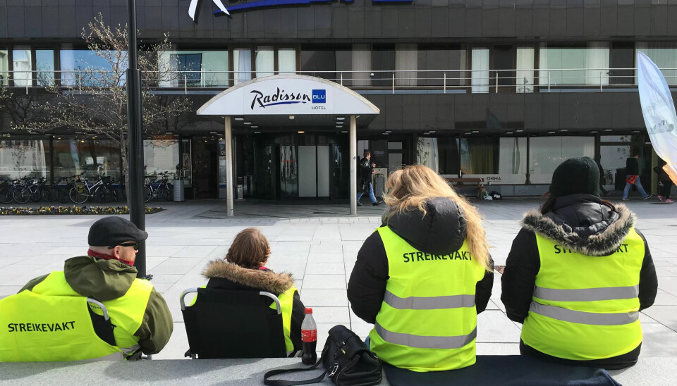 STREIKEBRYTERFROKOST: Mens styremedlemmene i Helse Nord ble servert frokost, var medlemmer som normalt skulle servert i restauranten i streik. Fellesforbundet har rapportert avvikling av seminaret som streikebryteri i dag. STREIKEBRYTERFROKOST: Mens styremedlemmene i Helse Nord ble servert frokost, var medlemmer som normalt skulle servert i restauranten i streik. Fellesforbundet har rapportert avvikling av seminaret som streikebryteri i dag.