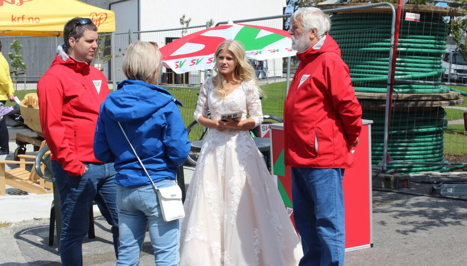 Romslo liker å stå på stand. Også på bryllupsdagen. Romslo liker å stå på stand. Også på bryllupsdagen.