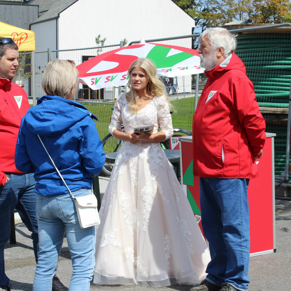 Romslo liker å stå på stand. Også på bryllupsdagen. Romslo liker å stå på stand. Også på bryllupsdagen.