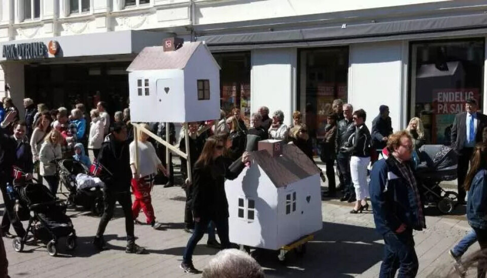 FEKK RETT: Charlotte Jonskås seier ho gjekk i 1. mai tog i 2013 i Porsgrunn og Skien for LO-Ungdommen med papphus og slagordet 'Ung i bolig lite trolig'. FEKK RETT: Charlotte Jonskås seier ho gjekk i 1. mai tog i 2013 i Porsgrunn og Skien for LO-Ungdommen med papphus og slagordet 'Ung i bolig lite trolig'.
