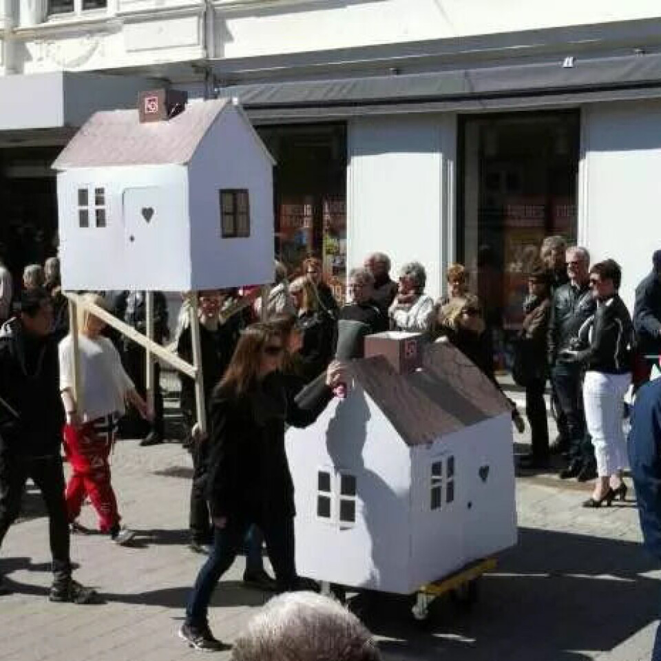 FEKK RETT: Charlotte Jonskås seier ho gjekk i 1. mai tog i 2013 i Porsgrunn og Skien for LO-Ungdommen med papphus og slagordet 'Ung i bolig lite trolig'. FEKK RETT: Charlotte Jonskås seier ho gjekk i 1. mai tog i 2013 i Porsgrunn og Skien for LO-Ungdommen med papphus og slagordet 'Ung i bolig lite trolig'.