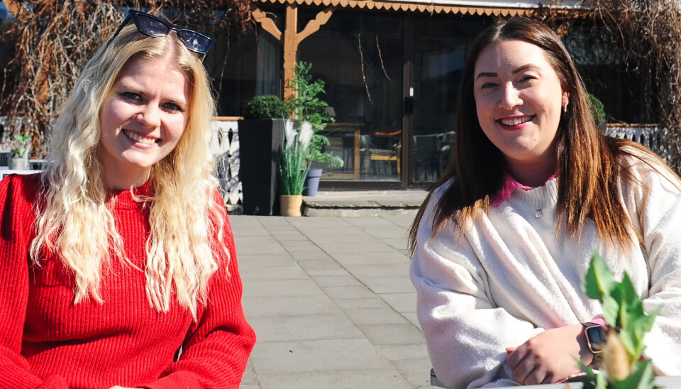 SOLSTRÅLER: Festivalgeneral og nestleder i Fagforbundet Ung Jeanette Lea Romslo, og leder Victoria De Oliveira, gliser om kapp med sola mens de snakker om årets festival . SOLSTRÅLER: Festivalgeneral og nestleder i Fagforbundet Ung Jeanette Lea Romslo, og leder Victoria De Oliveira, gliser om kapp med sola mens de snakker om årets festival .