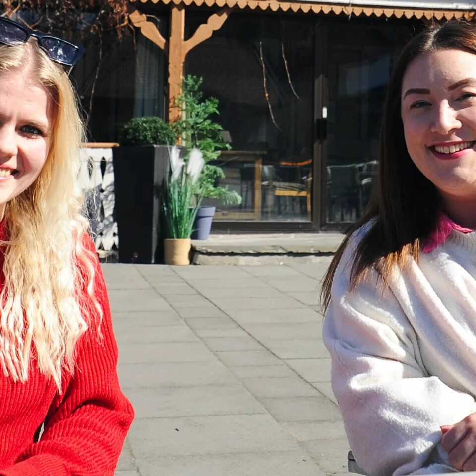 SOLSTRÅLER: Festivalgeneral og nestleder i Fagforbundet Ung Jeanette Lea Romslo, og leder Victoria De Oliveira, gliser om kapp med sola mens de snakker om årets festival . SOLSTRÅLER: Festivalgeneral og nestleder i Fagforbundet Ung Jeanette Lea Romslo, og leder Victoria De Oliveira, gliser om kapp med sola mens de snakker om årets festival .