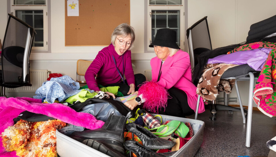 Avdelingsleder Hilde Moberget (t.v.) og barnevernskonsulent Victoria Louise Fjeld Sørensen ser gjennom antrekk som Victoria har tatt med til jobb. Avdelingsleder Hilde Moberget (t.v.) og barnevernskonsulent Victoria Louise Fjeld Sørensen ser gjennom antrekk som Victoria har tatt med til jobb.