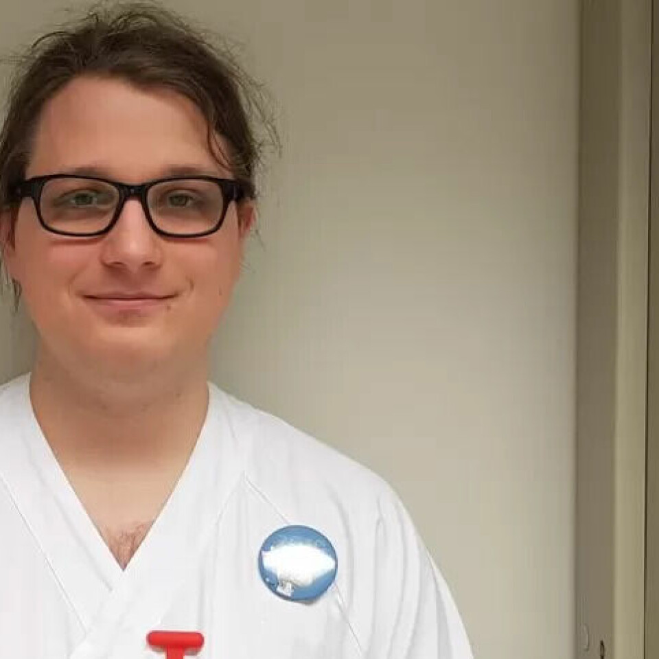 – Nå venter jeg på konklusjonen fra myndighetene. Hvis de konkluderer med at vaksinen er trygg, tar jeg min andre dose, sier Eskild Hustvedt. – Nå venter jeg på konklusjonen fra myndighetene. Hvis de konkluderer med at vaksinen er trygg, tar jeg min andre dose, sier Eskild Hustvedt.
