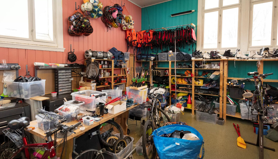 ALT OG MER TIL: I verkstedet finnes flytevester, fiskestenger, fotballer, skistaver, sykkelslanger og veldig, veldig mye mer. Alt er til låns helt gratis. ALT OG MER TIL: I verkstedet finnes flytevester, fiskestenger, fotballer, skistaver, sykkelslanger og veldig, veldig mye mer. Alt er til låns helt gratis.