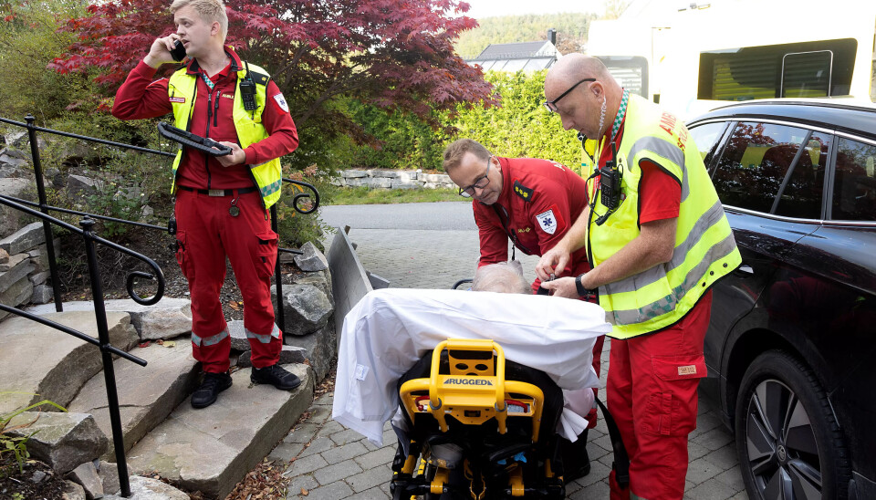 HODET KALDT, HJERTET VARMT: Kvinnen klargjøres for ambulansen av Kristoffer Pedersen (f.v.), Lars Vereide og Harald Landa. HODET KALDT, HJERTET VARMT: Kvinnen klargjøres for ambulansen av Kristoffer Pedersen (f.v.), Lars Vereide og Harald Landa.