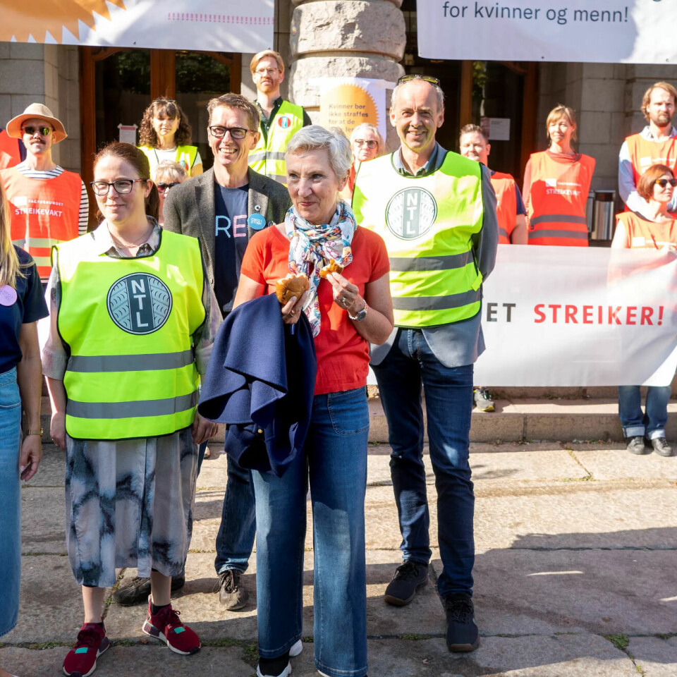 Torsdag møtes partene i kulturbransjen til tvungen mekling. På forhånd er det varslet uttak av 249 flere streikende fra fredag morgen. LO-leder Peggy Hessen Følsvik møtte tidligere under streiken streikevakter ved Nationaltheatret, Det Norske Teatret og Den Norske Opera. Fra venstre: Christin Thomassen (Creo), Kjersti Barsok (NTL), Hans Ole Rian (Creo), LO-leder Peggy Hessen Følsvik og Fredrik Oftebro (NTL). Torsdag møtes partene i kulturbransjen til tvungen mekling. På forhånd er det varslet uttak av 249 flere streikende fra fredag morgen. LO-leder Peggy Hessen Følsvik møtte tidligere under streiken streikevakter ved Nationaltheatret, Det Norske Teatret og Den Norske Opera. Fra venstre: Christin Thomassen (Creo), Kjersti Barsok (NTL), Hans Ole Rian (Creo), LO-leder Peggy Hessen Følsvik og Fredrik Oftebro (NTL).