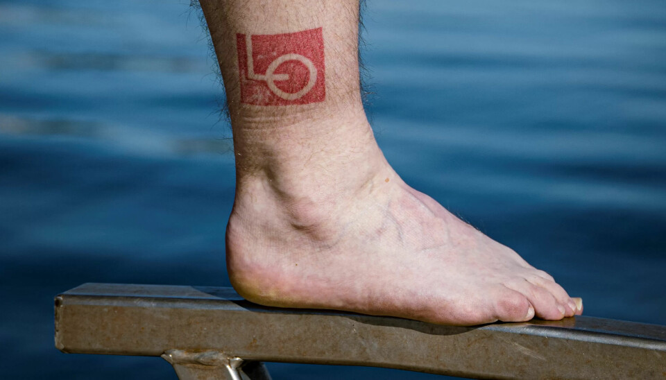 Mads har LO-logoen tatovert på leggen