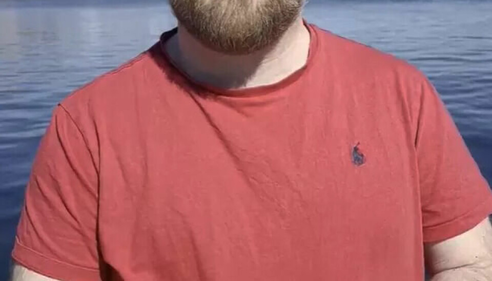 Mads har LO-logoen tatovert på leggen