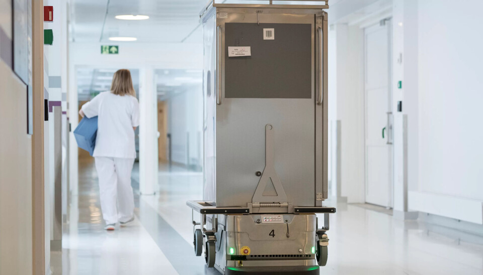 SPARER PÅ KREFTNE: De automatisk gående vognene avlaster mennesker ve å overta 80.000 turer med varer gjennom korridorene på Sykehuset Østfold på Kalnes hvert år. SPARER PÅ KREFTNE: De automatisk gående vognene avlaster mennesker ve å overta 80.000 turer med varer gjennom korridorene på Sykehuset Østfold på Kalnes hvert år.
