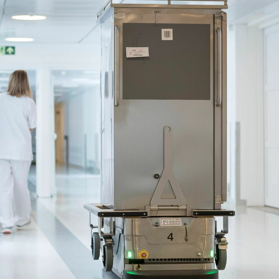 SPARER PÅ KREFTNE: De automatisk gående vognene avlaster mennesker ve å overta 80.000 turer med varer gjennom korridorene på Sykehuset Østfold på Kalnes hvert år. SPARER PÅ KREFTNE: De automatisk gående vognene avlaster mennesker ve å overta 80.000 turer med varer gjennom korridorene på Sykehuset Østfold på Kalnes hvert år.