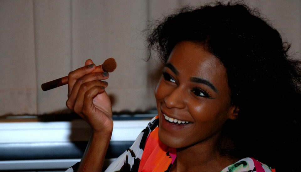 GLEDE: Det er deilig å få fram smil med sang og dans, sier Sabah fra Sudan. GLEDE: Det er deilig å få fram smil med sang og dans, sier Sabah fra Sudan.