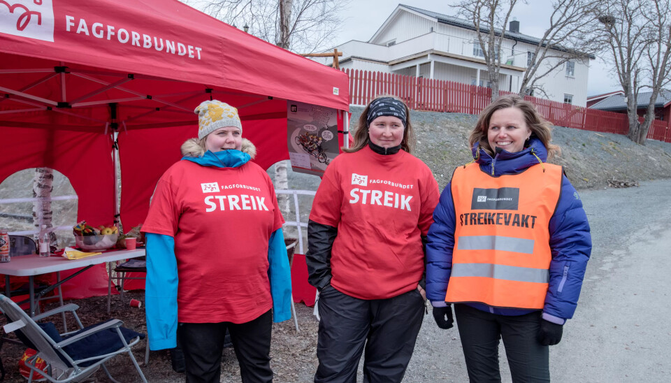 UVANLIG STREIK: Konflikten i Trøndelag er landets eneste streik som handler om en skal ha tariffavtale i en barnehage eller ikke. Fra venstre: Streikende barne- og ungdomsarbeider Ingrid Hangmark, leder av Fagforbundet Inderøy, Bente Pedersen og streikende barne- og ungdomsarbeider Camilla Anshus. UVANLIG STREIK: Konflikten i Trøndelag er landets eneste streik som handler om en skal ha tariffavtale i en barnehage eller ikke. Fra venstre: Streikende barne- og ungdomsarbeider Ingrid Hangmark, leder av Fagforbundet Inderøy, Bente Pedersen og streikende barne- og ungdomsarbeider Camilla Anshus.