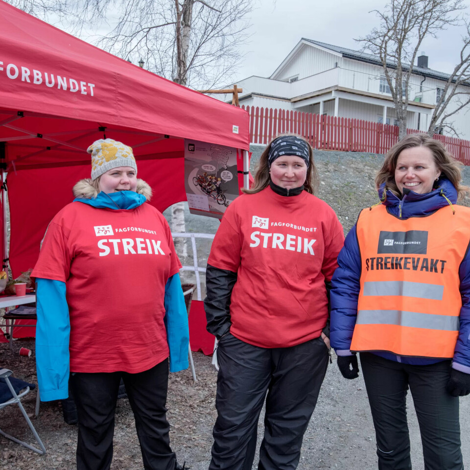 UVANLIG STREIK: Konflikten i Trøndelag er landets eneste streik som handler om en skal ha tariffavtale i en barnehage eller ikke. Fra venstre: Streikende barne- og ungdomsarbeider Ingrid Hangmark, leder av Fagforbundet Inderøy, Bente Pedersen og streikende barne- og ungdomsarbeider Camilla Anshus. UVANLIG STREIK: Konflikten i Trøndelag er landets eneste streik som handler om en skal ha tariffavtale i en barnehage eller ikke. Fra venstre: Streikende barne- og ungdomsarbeider Ingrid Hangmark, leder av Fagforbundet Inderøy, Bente Pedersen og streikende barne- og ungdomsarbeider Camilla Anshus.