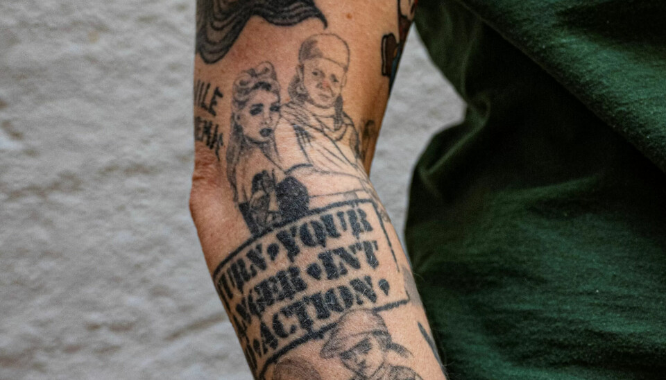Mads har LO-logoen tatovert på leggen
