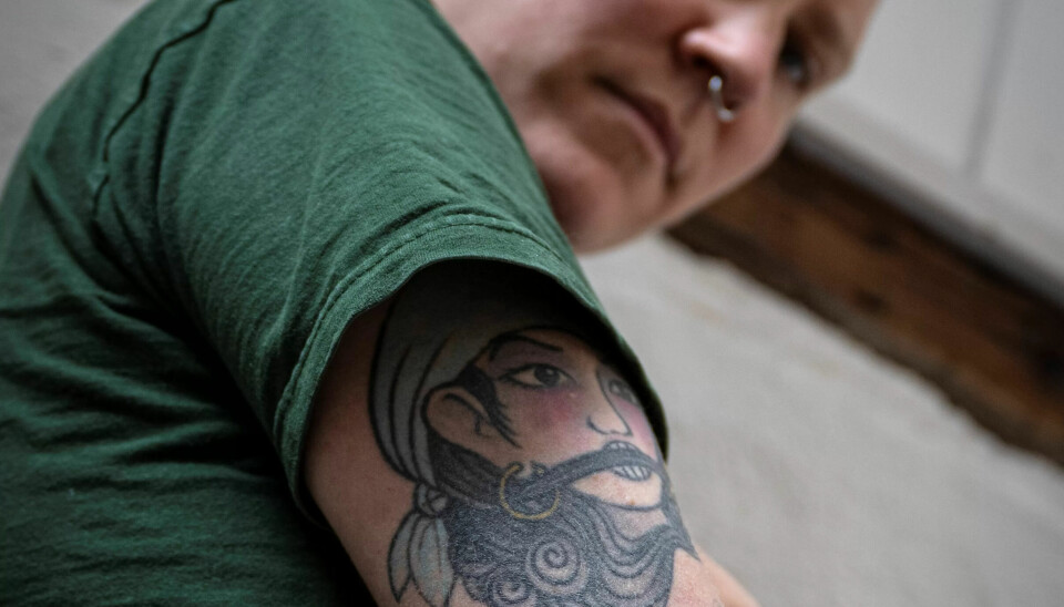 Mads har LO-logoen tatovert på leggen