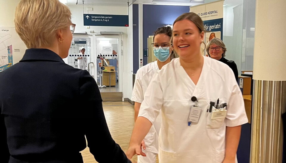 MINISTERBESØK: Ingvild Kjerkol besøkte Emma Straub på St. Olavs hospital i forkant av sykehustalen. Fagforbundet krever flere lærlinger som Emma i norske sykehus. MINISTERBESØK: Ingvild Kjerkol besøkte Emma Straub på St. Olavs hospital i forkant av sykehustalen. Fagforbundet krever flere lærlinger som Emma i norske sykehus.