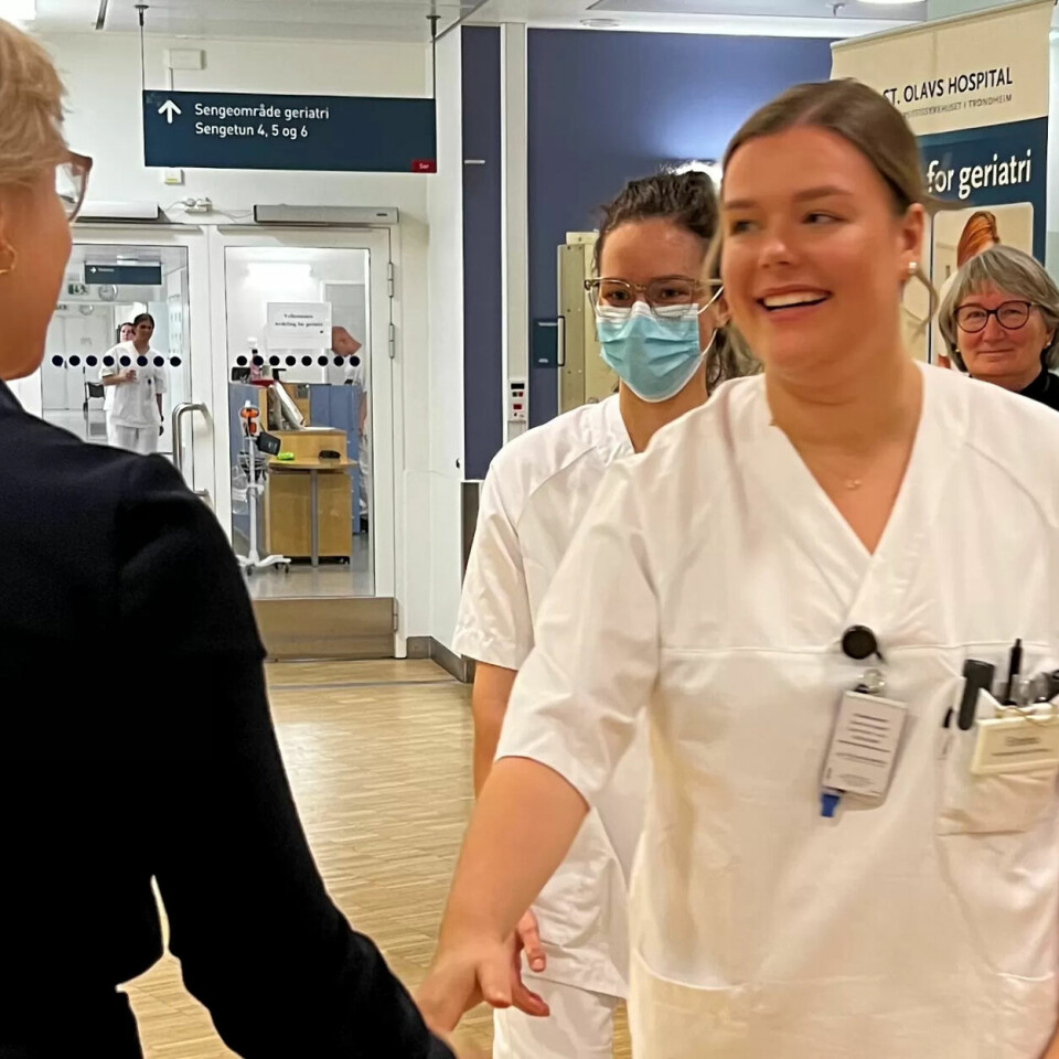 MINISTERBESØK: Ingvild Kjerkol besøkte Emma Straub på St. Olavs hospital i forkant av sykehustalen. Fagforbundet krever flere lærlinger som Emma i norske sykehus. MINISTERBESØK: Ingvild Kjerkol besøkte Emma Straub på St. Olavs hospital i forkant av sykehustalen. Fagforbundet krever flere lærlinger som Emma i norske sykehus.