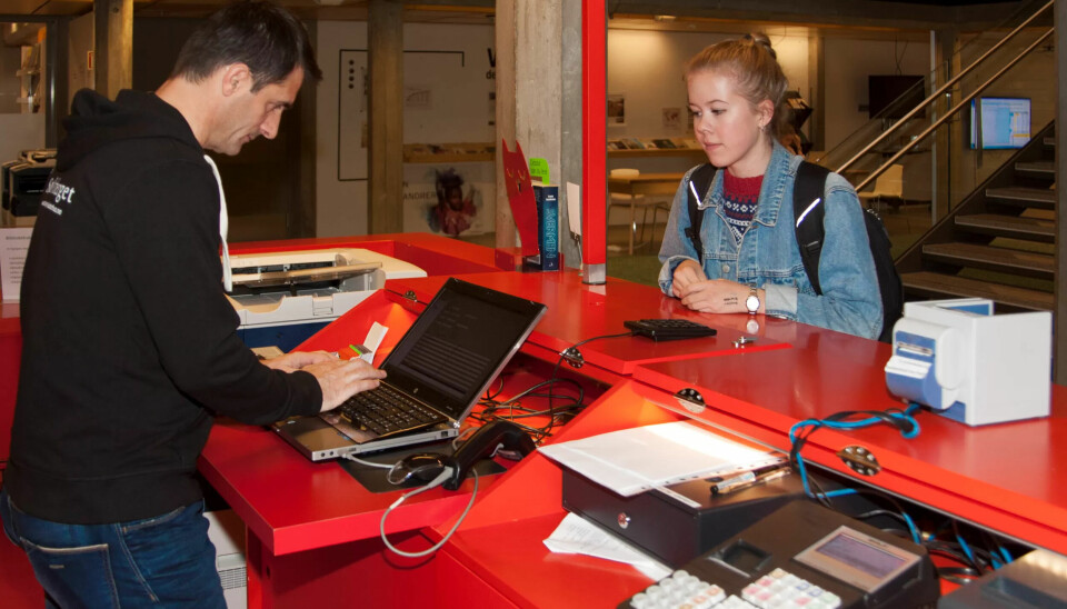 FORNØYD: – Det er flere som går her nå. Og så er det blitt mye finere, sier Johanna Warberg-Nilsen om superbiblioteket mens hun får hjelp til skoleoppgaver av Eroll Novaj. FORNØYD: – Det er flere som går her nå. Og så er det blitt mye finere, sier Johanna Warberg-Nilsen om superbiblioteket mens hun får hjelp til skoleoppgaver av Eroll Novaj.
