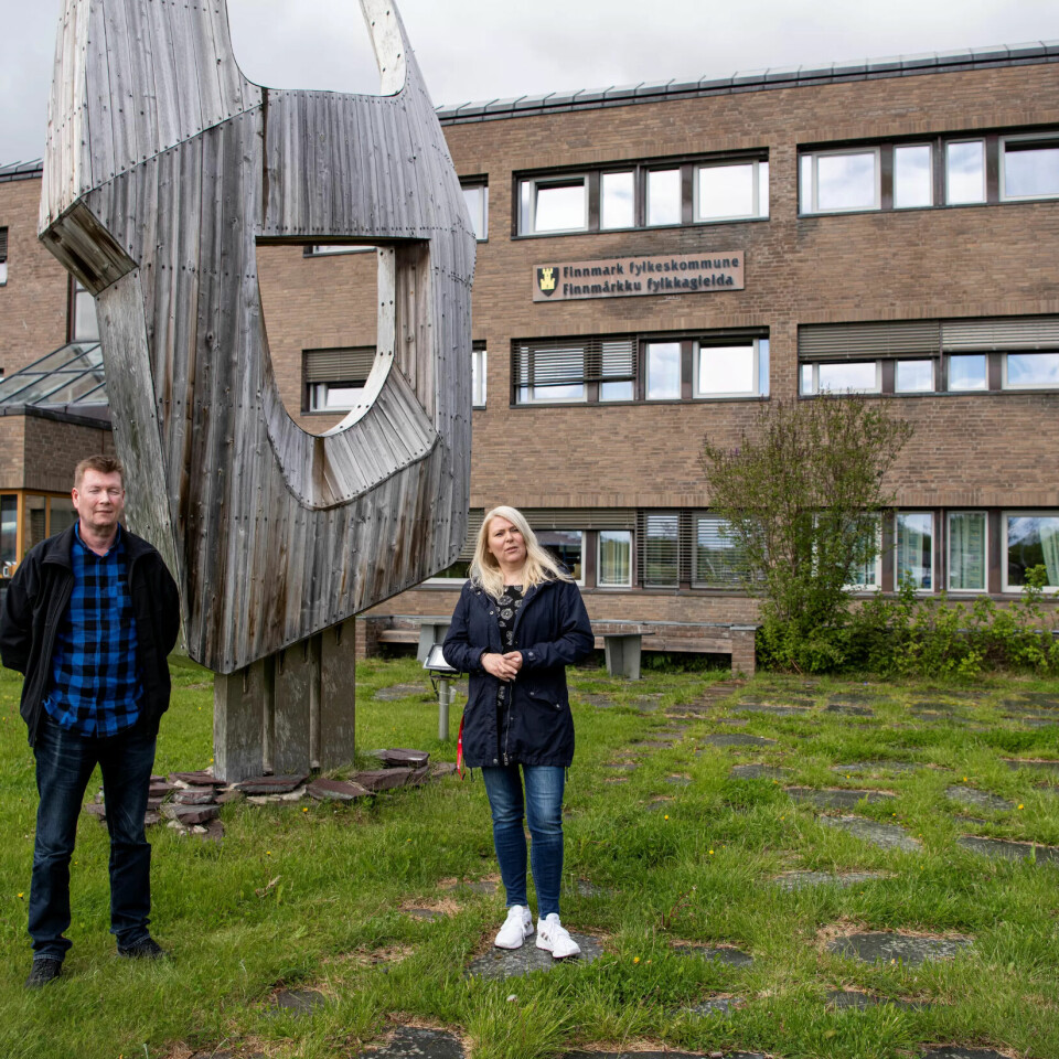 TILLITSVALGTE: Fylkeshuset i Vadsø har sett bedre dager. Slitasjen er merkbar. Kristin Rushfeldt er leder Fagforbundet i Vadsø og Aron Haraldsen er nestleder. TILLITSVALGTE: Fylkeshuset i Vadsø har sett bedre dager. Slitasjen er merkbar. Kristin Rushfeldt er leder Fagforbundet i Vadsø og Aron Haraldsen er nestleder.