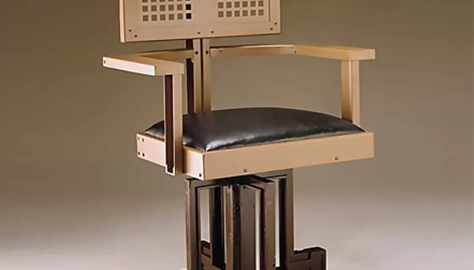 SELVMORDSSTOLEN: Denne stolen ble designet av en de mest kjente arkitektene i historien, Frank Lloyd Wright. Stolen var ikke spesielt behagelig, og ble kalt selvmordsstolen grunnet dårlig tyngdepunkt. SELVMORDSSTOLEN: Denne stolen ble designet av en de mest kjente arkitektene i historien, Frank Lloyd Wright. Stolen var ikke spesielt behagelig, og ble kalt selvmordsstolen grunnet dårlig tyngdepunkt.