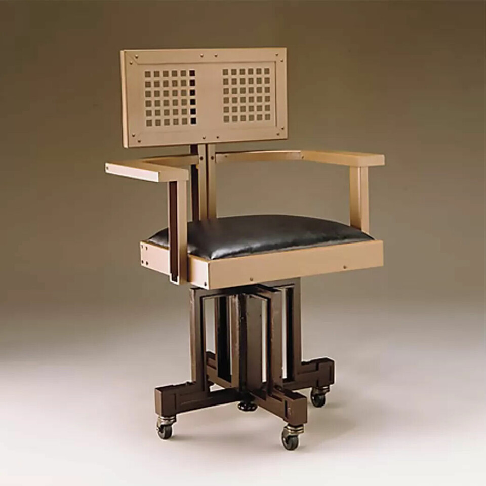 SELVMORDSSTOLEN: Denne stolen ble designet av en de mest kjente arkitektene i historien, Frank Lloyd Wright. Stolen var ikke spesielt behagelig, og ble kalt selvmordsstolen grunnet dårlig tyngdepunkt. SELVMORDSSTOLEN: Denne stolen ble designet av en de mest kjente arkitektene i historien, Frank Lloyd Wright. Stolen var ikke spesielt behagelig, og ble kalt selvmordsstolen grunnet dårlig tyngdepunkt.