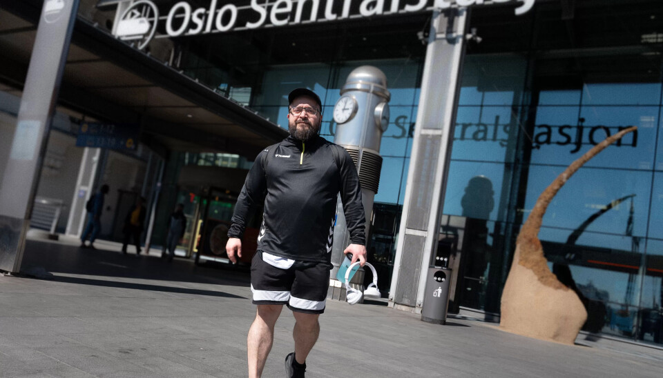 VAKTLEDER PÅ OSLO S: Bjørn Viggo Arellano Navarro (37) er fagutdannet barne- og ungdomsarbeider. Lav stillingsprosent har ført han til en vekterstilling på Oslo S. VAKTLEDER PÅ OSLO S: Bjørn Viggo Arellano Navarro (37) er fagutdannet barne- og ungdomsarbeider. Lav stillingsprosent har ført han til en vekterstilling på Oslo S.