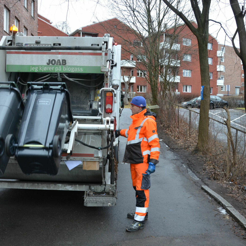 Etter at renovasjonsfirmaet Veireno gikk konkurs, har Oslo kommune tatt over driften. Med det samme mannskapet og samme biler. Etter at renovasjonsfirmaet Veireno gikk konkurs, har Oslo kommune tatt over driften. Med det samme mannskapet og samme biler.