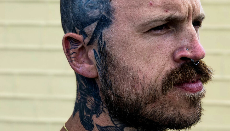 Mads har LO-logoen tatovert på leggen