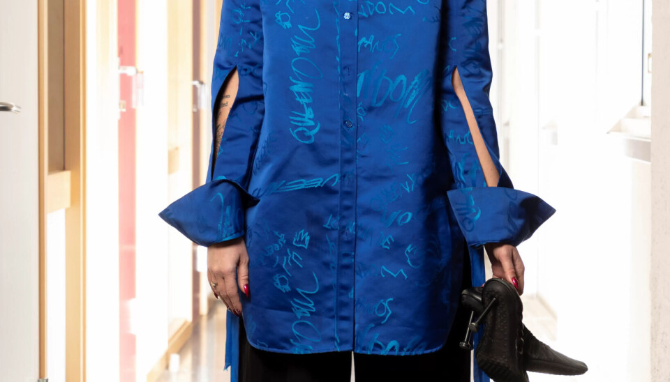 Hun tok av seg skoene og løp barbeint da en ungdom ville løpe med henne. Hun tok av seg skoene og løp barbeint da en ungdom ville løpe med henne.