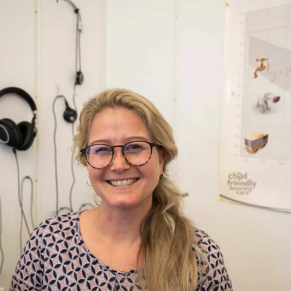 SANS FOR BALANSE: Seniorrådgiver Helena Erstad jobber med hørselsrelaterte hjelpemidler. SANS FOR BALANSE: Seniorrådgiver Helena Erstad jobber med hørselsrelaterte hjelpemidler.