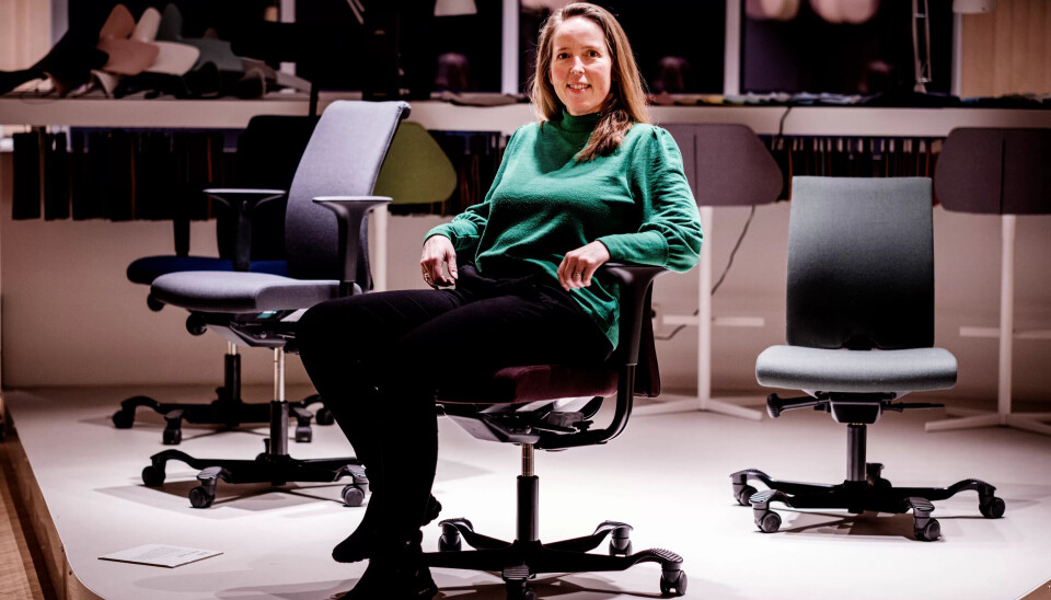 FAVORITT: Astrid Tronsmoen jobber for Flokk på Røros og har sin klare favoritt av Håg-stolene de selv produserer: Creed-stolen passer de fleste og tillater god variasjon i sittestilling, mener hun. FAVORITT: Astrid Tronsmoen jobber for Flokk på Røros og har sin klare favoritt av Håg-stolene de selv produserer: Creed-stolen passer de fleste og tillater god variasjon i sittestilling, mener hun.
