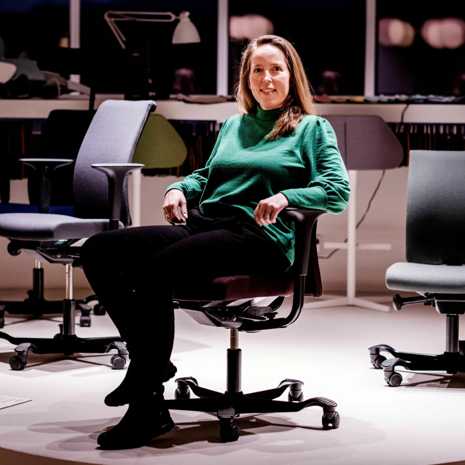 FAVORITT: Astrid Tronsmoen jobber for Flokk på Røros og har sin klare favoritt av Håg-stolene de selv produserer: Creed-stolen passer de fleste og tillater god variasjon i sittestilling, mener hun. FAVORITT: Astrid Tronsmoen jobber for Flokk på Røros og har sin klare favoritt av Håg-stolene de selv produserer: Creed-stolen passer de fleste og tillater god variasjon i sittestilling, mener hun.