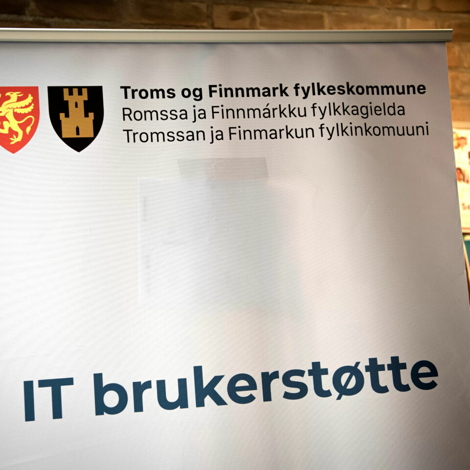 FYLKESVÅPEN: Fylkeskommunen Troms og Finnmark har fremdeles sine fylkesvåpen, de klarte ikke å enes om ett nytt som kunne samle det nye fylket. I fylkeshuset i Vadsø. FYLKESVÅPEN: Fylkeskommunen Troms og Finnmark har fremdeles sine fylkesvåpen, de klarte ikke å enes om ett nytt som kunne samle det nye fylket. I fylkeshuset i Vadsø.