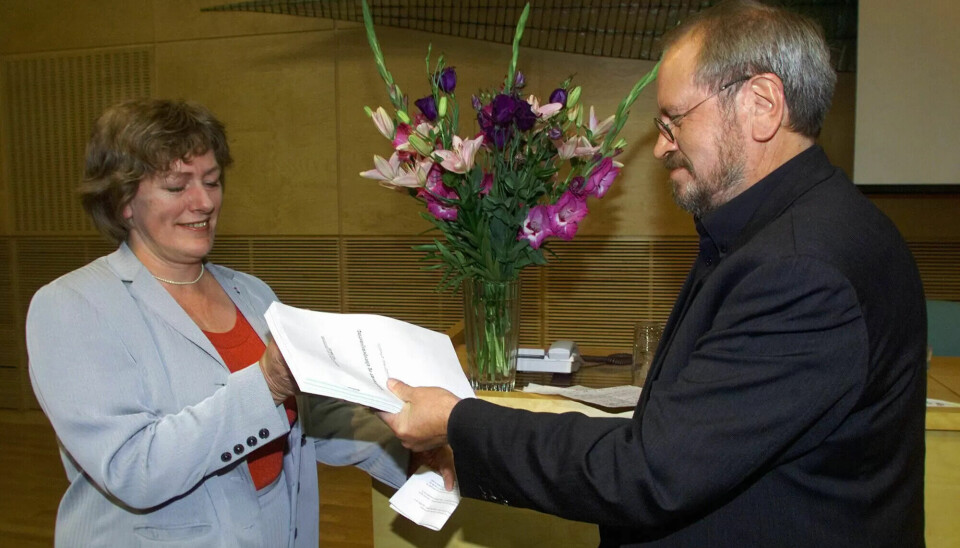 Sosialminister Guri Ingebrigtsen mottar Sandman-utvalgets utredning fra leder i utvalget Matz Sandman. Den fredelige bunken papir inneholder politisk dynamitt. Sosialminister Guri Ingebrigtsen mottar Sandman-utvalgets utredning fra leder i utvalget Matz Sandman. Den fredelige bunken papir inneholder politisk dynamitt.