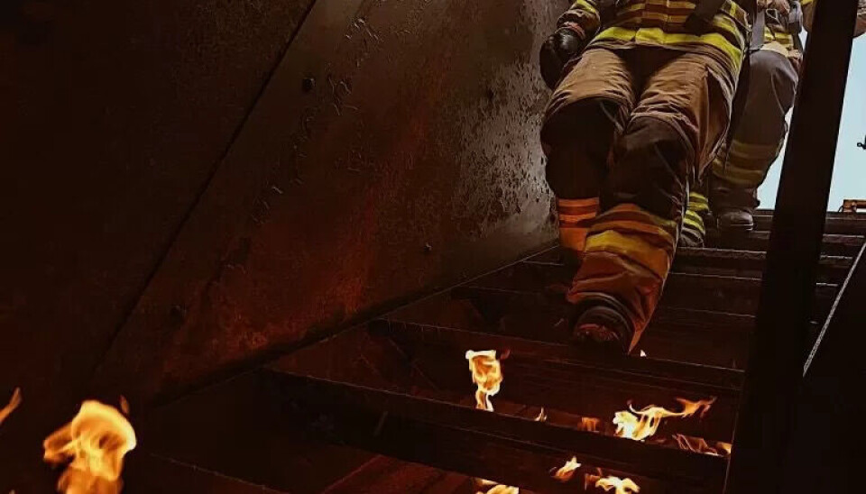 RISIKABELT ARBEIDSMILJØ: Justiskomiteen på Stortinget mener at brannfolks arbeidshverdag er spesielt risikabel. For å gjøre en god jobb, må de trene i realistiske omgivelser - og være like godt forsikret mot yrkesskade på trening som på jobb. RISIKABELT ARBEIDSMILJØ: Justiskomiteen på Stortinget mener at brannfolks arbeidshverdag er spesielt risikabel. For å gjøre en god jobb, må de trene i realistiske omgivelser - og være like godt forsikret mot yrkesskade på trening som på jobb.