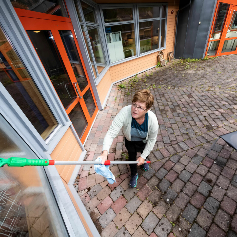MÅ JOBBE UTE: - De har nok ikke pussa vinduer, sier Gerd Myklemyr om arkitektene som tegnet vinduer i den nye skolen, som alle må pusses fra utsiden. MÅ JOBBE UTE: - De har nok ikke pussa vinduer, sier Gerd Myklemyr om arkitektene som tegnet vinduer i den nye skolen, som alle må pusses fra utsiden.
