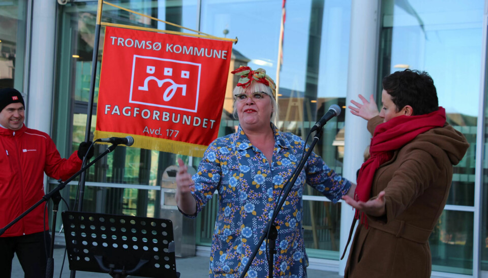 Ingrid Evertsen er skuespiller og standupkomiker. Her skyver hun APs Kristin Røymo til side. Ingrid Evertsen er skuespiller og standupkomiker. Her skyver hun APs Kristin Røymo til side.