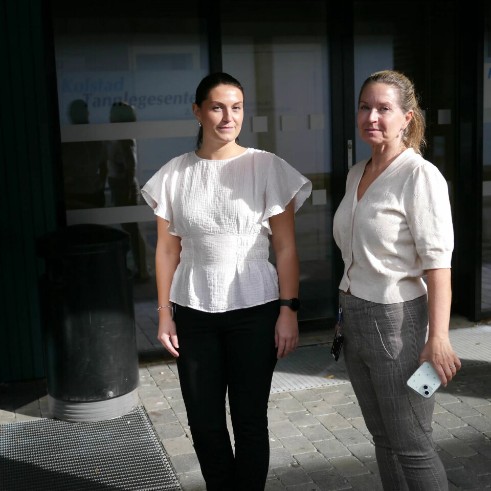 HAR TATT GREP: Barnevernspedagog Annabel Dalhus Gåsterud (t.v.) og avdelingsleder Berit Bjerkhoel utenfor helsestasjonen. I søppelkassen bak dem kastet kvinnen fra seg kniven, ifølge apotekets overvåkingskamera. HAR TATT GREP: Barnevernspedagog Annabel Dalhus Gåsterud (t.v.) og avdelingsleder Berit Bjerkhoel utenfor helsestasjonen. I søppelkassen bak dem kastet kvinnen fra seg kniven, ifølge apotekets overvåkingskamera.