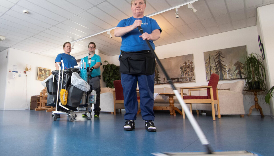 TRIVES: Kristin Smestad (foran), Anniken Solbjør og Kenneth Michaelsen stortrives som renholdere i Grue. Noen viktige årsaker er tillit fra ledelsen og muligheten til selv å styre sin egen arbeidsdag. TRIVES: Kristin Smestad (foran), Anniken Solbjør og Kenneth Michaelsen stortrives som renholdere i Grue. Noen viktige årsaker er tillit fra ledelsen og muligheten til selv å styre sin egen arbeidsdag.