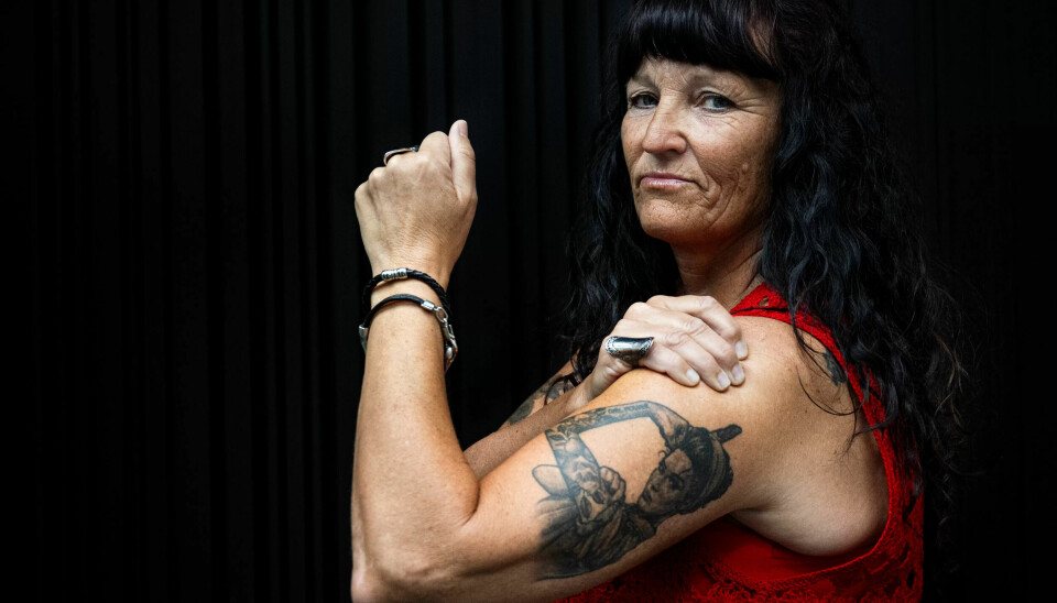 Mads har LO-logoen tatovert på leggen