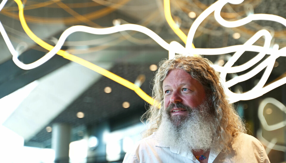 Et vaskeekte, ikke-datagenerert bilde av Torgeir Waterhouse, tatt på Deichman-biblioteket i Oslo. Waterhouse mener vi må jobbe etter teknologiens premisser, og ikke la irrasjonell frykt styre. - Vi har alltid latt teknologien diktere hvordan vi jobber. Skal du lykkes med verktøyet plog, så må du jobbe etter plogens premisser, sier Torgeir Waterhouse. Et vaskeekte, ikke-datagenerert bilde av Torgeir Waterhouse, tatt på Deichman-biblioteket i Oslo. Waterhouse mener vi må jobbe etter teknologiens premisser, og ikke la irrasjonell frykt styre. - Vi har alltid latt teknologien diktere hvordan vi jobber. Skal du lykkes med verktøyet plog, så må du jobbe etter plogens premisser, sier Torgeir Waterhouse.