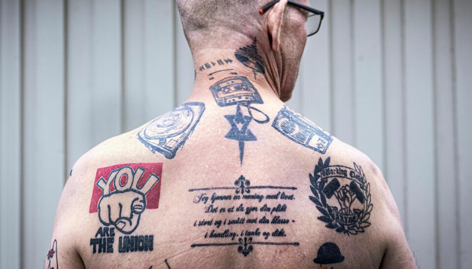 Mads har LO-logoen tatovert på leggen