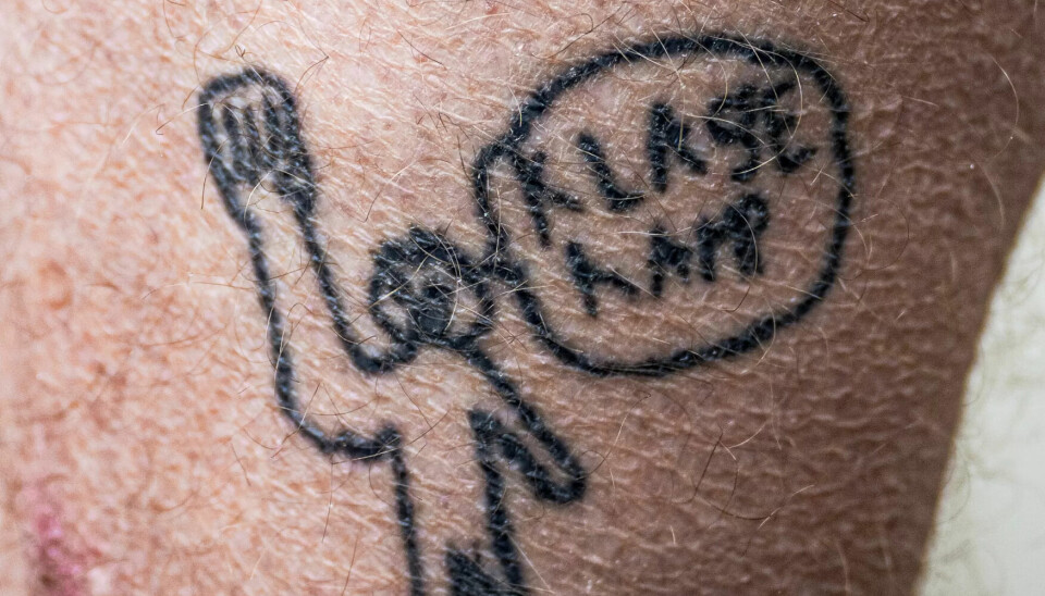 Mads har LO-logoen tatovert på leggen