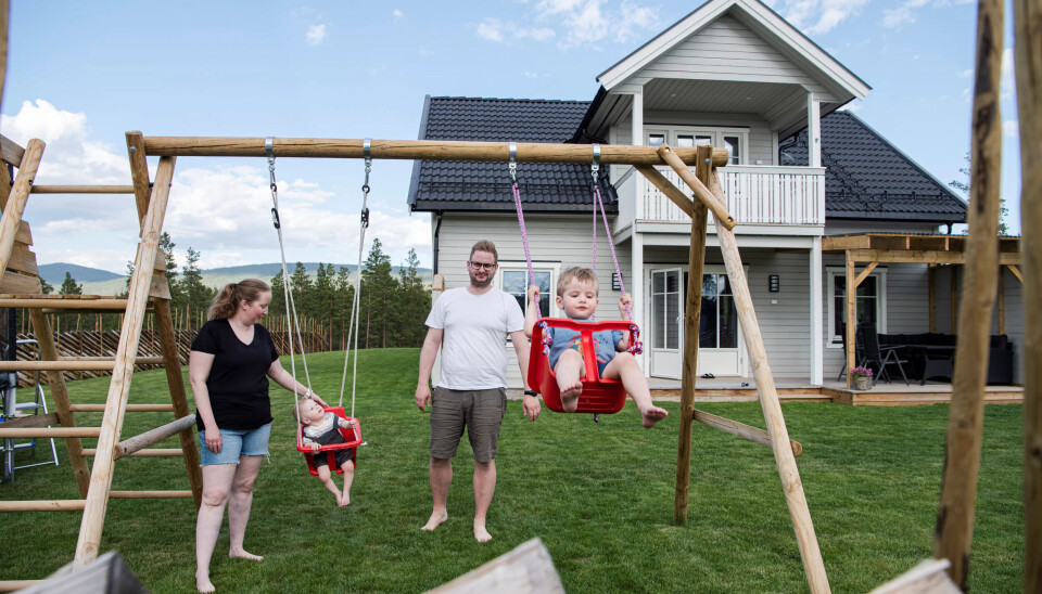 TYNSET: På plena utenfor huset har Roger og Birte satt opp både klatrestativ og huske til ungene. TYNSET: På plena utenfor huset har Roger og Birte satt opp både klatrestativ og huske til ungene.