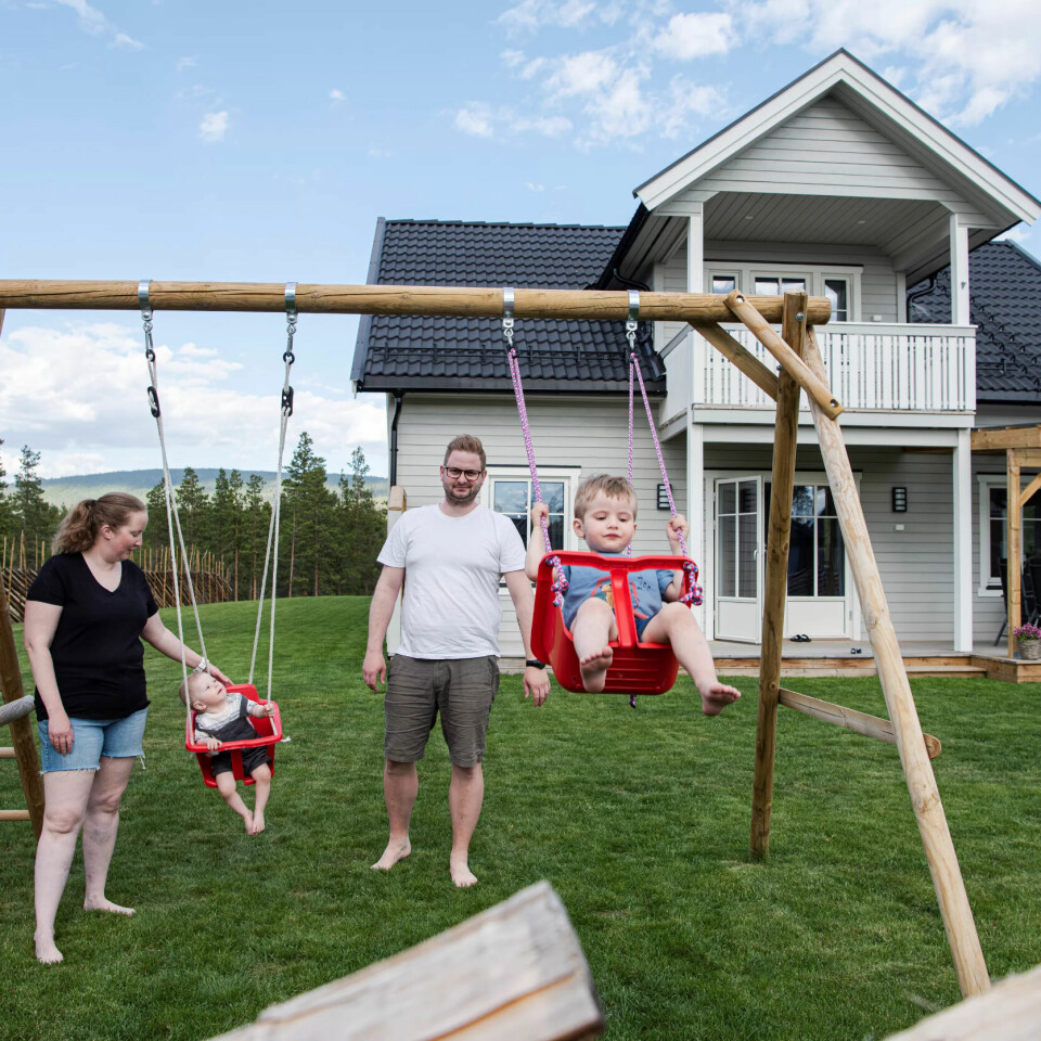 TYNSET: På plena utenfor huset har Roger og Birte satt opp både klatrestativ og huske til ungene. TYNSET: På plena utenfor huset har Roger og Birte satt opp både klatrestativ og huske til ungene.