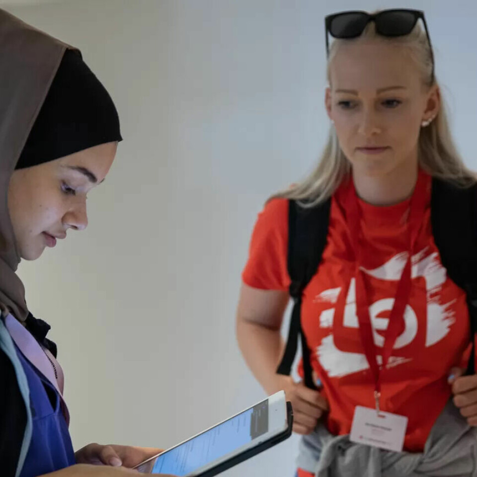 SJEKKER STATUS: Yusur Kazem (t.v.) er en av mange unge som har sommerjobb i Fredrikstad kommune. Her får hun besøk av Ine Hansen (i midten) og Mariell Karlsen fra LOs sommerpatrulje. SJEKKER STATUS: Yusur Kazem (t.v.) er en av mange unge som har sommerjobb i Fredrikstad kommune. Her får hun besøk av Ine Hansen (i midten) og Mariell Karlsen fra LOs sommerpatrulje.