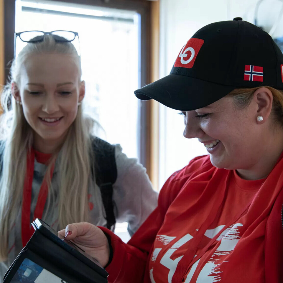 GLADPATRULJE: Ingen grunn til surmuling for Ine Hansen (bak) og Mariell Karlsen på sommerpatrulje i Fredrikstad. Her forteller alle de møter at de er fornøyde med arbeidsforholdene. GLADPATRULJE: Ingen grunn til surmuling for Ine Hansen (bak) og Mariell Karlsen på sommerpatrulje i Fredrikstad. Her forteller alle de møter at de er fornøyde med arbeidsforholdene.