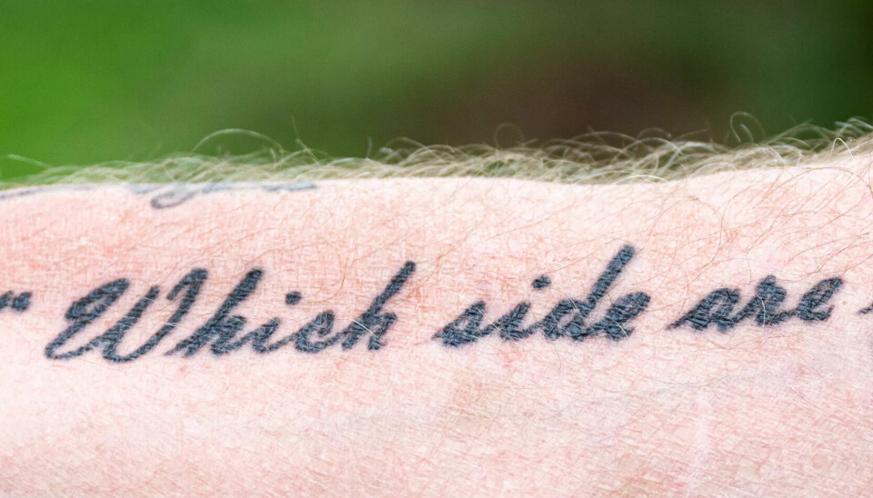 Mads har LO-logoen tatovert på leggen